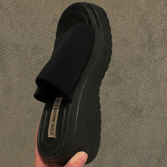 COPY - Steve Madden x UO platform sandal - Picture 3 of 3
